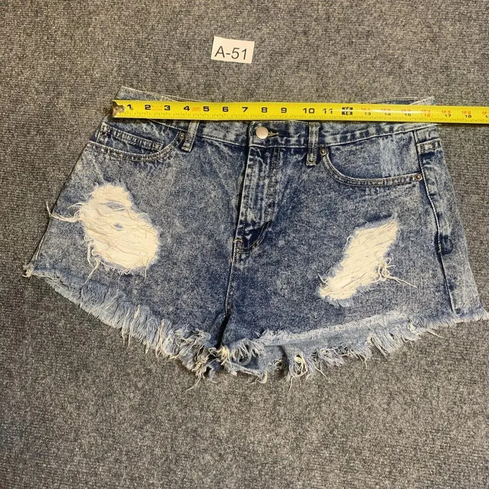 Forever 21 Silver Studded Distressed Women's Blue Denim Shorts size 31 - Picture 2 of 4